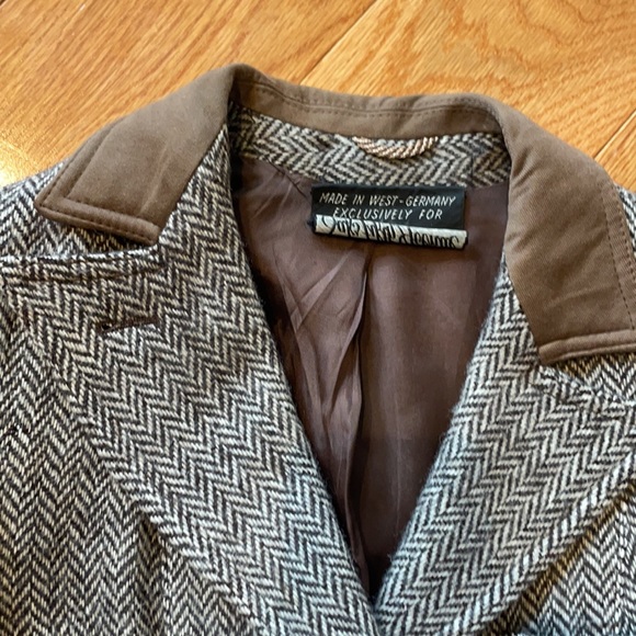 Gorgeous vintage blazer. Such beautiful details. - Picture 4 of 12